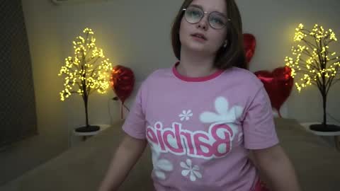 Snapshot of magicpeachhs chatting on 02/28/25, 04:42 Emily online show from 02/28/25, 04:42