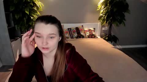 Snapshot of magicpeachhs chatting on 09/19/25, 12:39 Emily online show from 09/19/25, 12:39