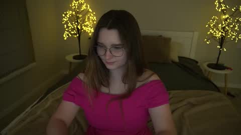 Snapshot of magicpeachhs chatting on 09/24/25, 03:15 Emily online show from 09/24/25, 03:15