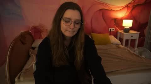 Snapshot of magicpeachhs chatting on 09/30/25, 07:57 Emily online show from 09/30/25, 07:57