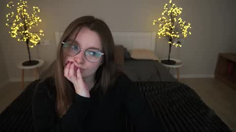 Snapshot of magicpeachhs chatting on 10/06/25, 12:35 Emily online show from 10/06/25, 12:35