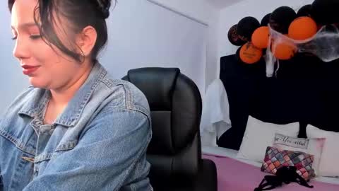 Snapshot of mahra_zoe chatting on 10/22/25, 10:42 Mahra Zoe online show from 10/22/25, 10:42