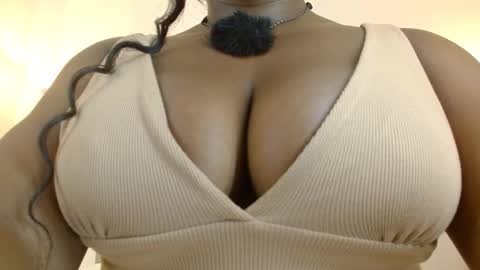 Maia Charris online show from 11/12/25, 09:36