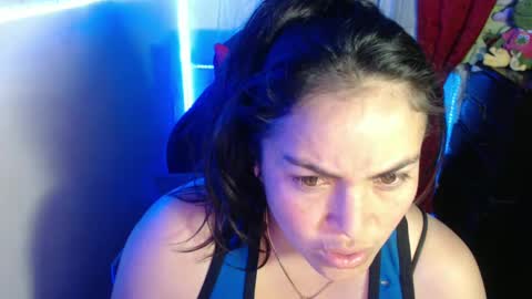 Snapshot of maitte_22 chatting on 01/11/25, 01:37 Hello friends Im on another account online show from 01/11/25, 01:37