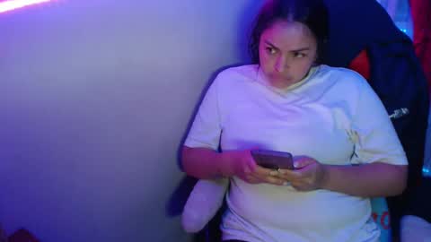 Snapshot of maitte_22 chatting on 02/19/25, 01:08 Hello friends Im on another account online show from 02/19/25, 01:08