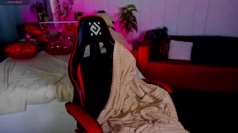 Snapshot of makima_lee chatting on 02/15/25, 11:50 Makima online show from 02/15/25, 11:50