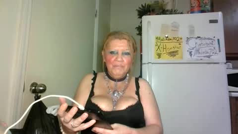Snapshot of malinda702 chatting on 11/17/25, 03:12 malinda702 online show from 11/17/25, 03:12