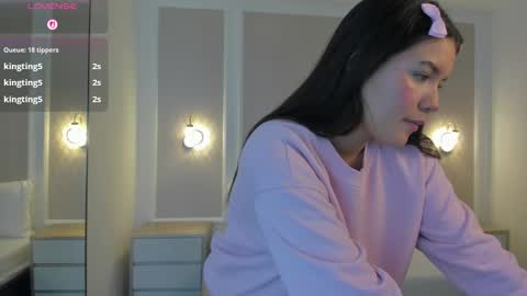 Snapshot of malu_03x chatting on 10/18/25, 02:47 M A L U online show from 10/18/25, 02:47