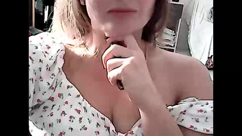 Snapshot of malva0000 chatting on 10/27/25, 02:32 malva0000 online show from 10/27/25, 02:32