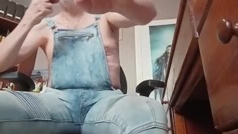 Snapshot of mandrawhore chatting on 10/29/25, 12:18 mandrawhore online show from 10/29/25, 12:18