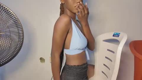 Snapshot of mandymia chatting on 11/17/25, 04:07 mandymia online show from 11/17/25, 04:07