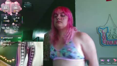 Snapshot of maplebeesticky chatting on 01/30/25, 07:15 Maple online show from 01/30/25, 07:15