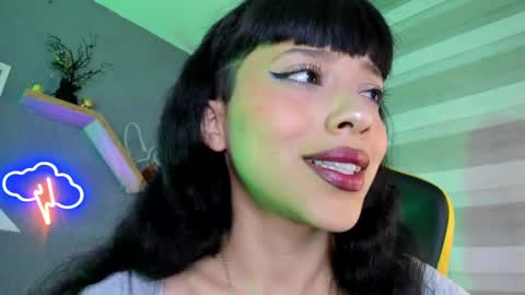 Snapshot of marcelinee__ chatting on 02/05/25, 11:17 Marce online show from 02/05/25, 11:17