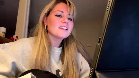 Snapshot of marciwallace chatting on 11/20/25, 02:45 Marci Wallace online show from 11/20/25, 02:45