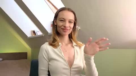 Snapshot of margareata chatting on 10/07/25, 07:05 - Alisa online show from 10/07/25, 07:05