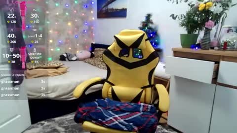 Snapshot of mari_77777 chatting on 12/19/24, 10:02 Mari online show from 12/19/24, 10:02