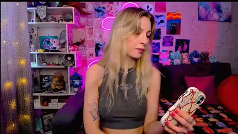 Snapshot of maria_hunt chatting on 02/13/25, 04:00 Maria online show from 02/13/25, 04:00