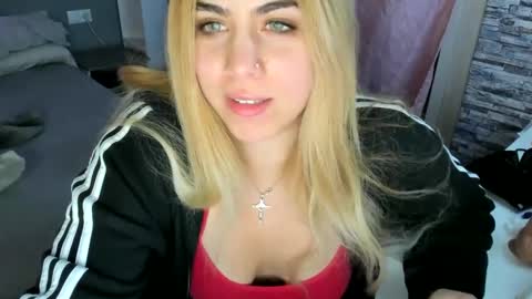 Snapshot of maria_mad chatting on 01/17/25, 01:36 Itslablonde online show from 01/17/25, 01:36