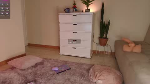 Snapshot of maria_petit chatting on 12/10/24, 04:13 M. online show from 12/10/24, 04:13