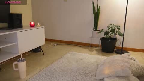 Snapshot of maria_petit chatting on 11/19/25, 10:32 M. online show from 11/19/25, 10:32