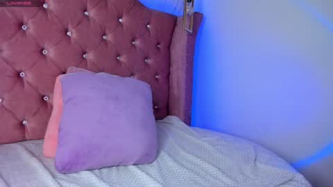 Snapshot of mariam__cute chatting on 12/18/24, 10:24 online show from 12/18/24, 10:24