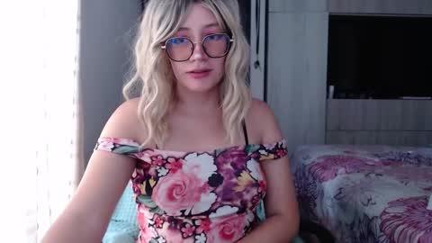 Snapshot of mariana124_ chatting on 09/26/25, 08:24 Mariana online show from 09/26/25, 08:24