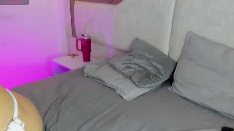 Mariana online show from 10/15/25, 02:06