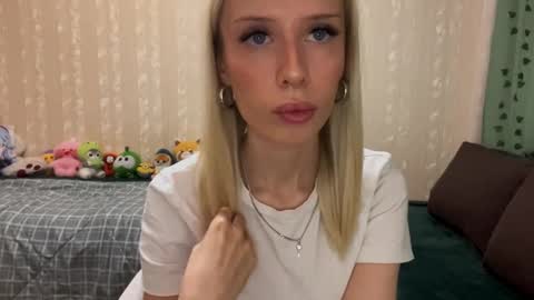 Molly online show from 09/19/25, 06:26