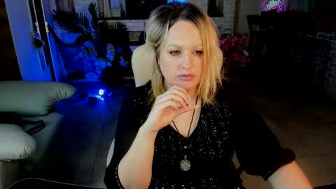 Snapshot of mariemlui chatting on 10/26/25, 12:11 mariemlui online show from 10/26/25, 12:11