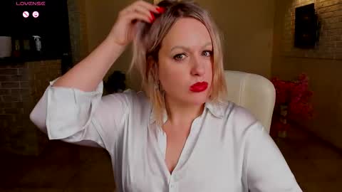 Snapshot of mariemlui chatting on 11/14/25, 06:06 mariemlui online show from 11/14/25, 06:06