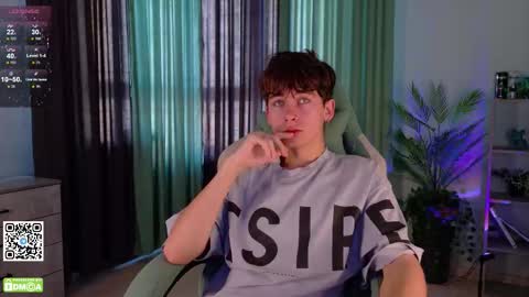 Snapshot of mark_safr chatting on 10/17/25, 04:48 Mark online show from 10/17/25, 04:48