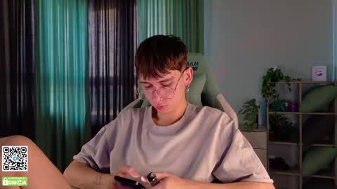 Snapshot of mark_safr chatting on 11/16/25, 03:23 Mark online show from 11/16/25, 03:23