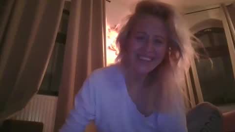 Snapshot of marrygorund chatting on 01/17/25, 12:10 MaryGoRound online show from 01/17/25, 12:10