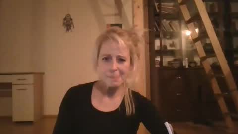 Snapshot of marrygorund chatting on 03/01/25, 02:15 MaryGoRound online show from 03/01/25, 02:15