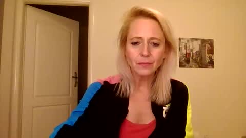 Snapshot of marrygorund chatting on 11/12/25, 11:25 MaryGoRound online show from 11/12/25, 11:25