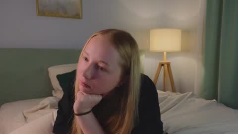 Laura online show from 12/05/25, 01:47