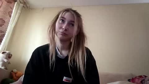 Hi My name is Elina Im 18 years old. online show from 10/01/25, 06:08