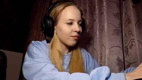 Snapshot of maryrosesiegle chatting on 11/27/25, 03:58 Alisa online show from 11/27/25, 03:58