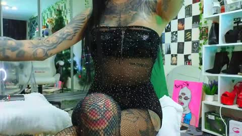 Snapshot of maryvegas chatting on 12/20/24, 06:45 Mary online show from 12/20/24, 06:45