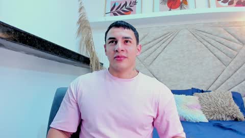 Snapshot of massimocontie_ chatting on 01/12/25, 01:05 Massimo Contie online show from 01/12/25, 01:05