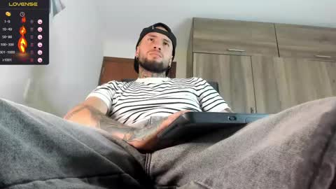 Snapshot of master_steven_01 chatting on 10/27/25, 12:26 steven online show from 10/27/25, 12:26