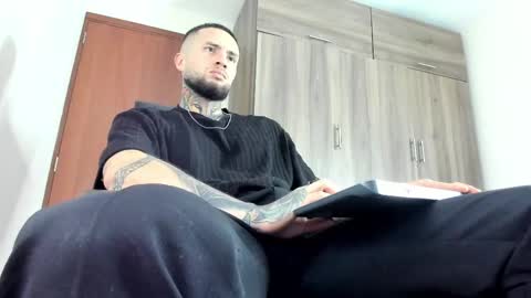 Snapshot of master_steven_01 chatting on 11/10/25, 01:37 steven online show from 11/10/25, 01:37