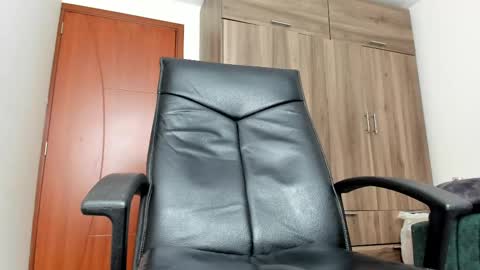 Snapshot of master_steven_01 chatting on 11/14/25, 05:11 steven online show from 11/14/25, 05:11