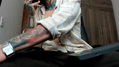 Snapshot of master_steven_01 chatting on 11/19/25, 04:51 steven online show from 11/19/25, 04:51