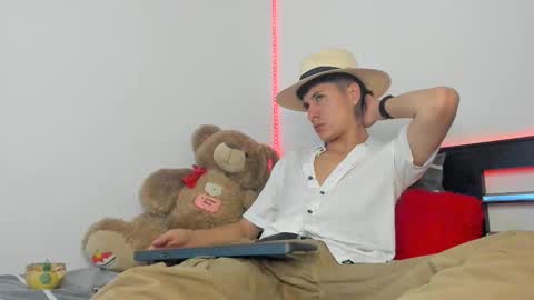 Snapshot of mateo_escobar chatting on 10/17/25, 03:42 mateo_escobar online show from 10/17/25, 03:42