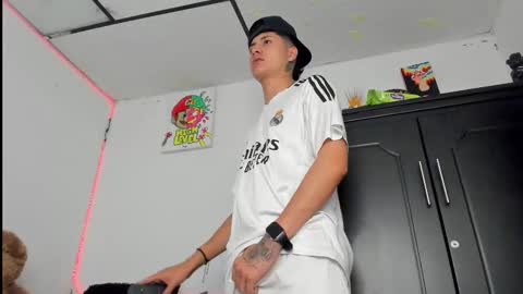 mateo_escobar online show from 11/04/25, 05:06