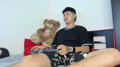 mateo_escobar online show from 11/04/25, 07:02