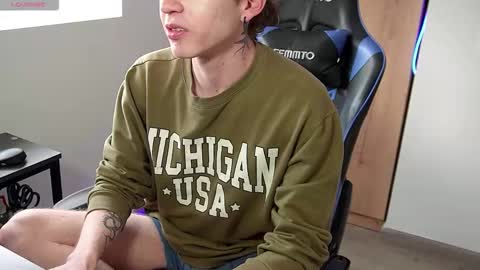 Snapshot of mathwx_ chatting on 10/22/25, 03:01 Alejandro Alex online show from 10/22/25, 03:01