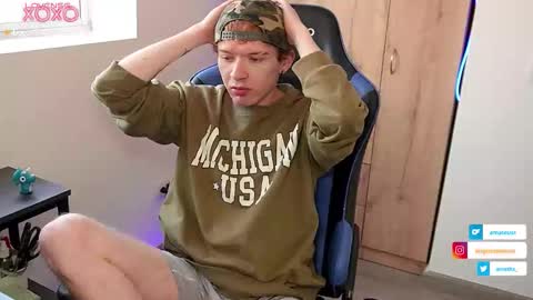 Snapshot of mathwx_ chatting on 10/23/25, 01:43 Alejandro Alex online show from 10/23/25, 01:43