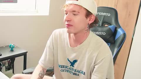 Snapshot of mathwx_ chatting on 10/25/25, 01:18 Alejandro Alex online show from 10/25/25, 01:18